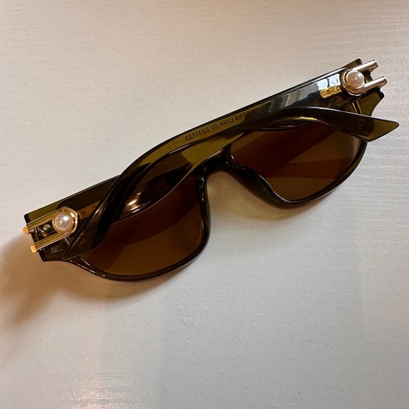 Le Specs x Missoma Pearl Sunglasses - Picture 4 of 11